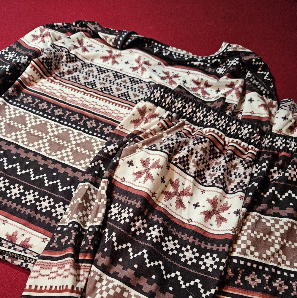 Festive Aztec Patterned Pajama Set. Pants Have Pockets. Size Small. Like New